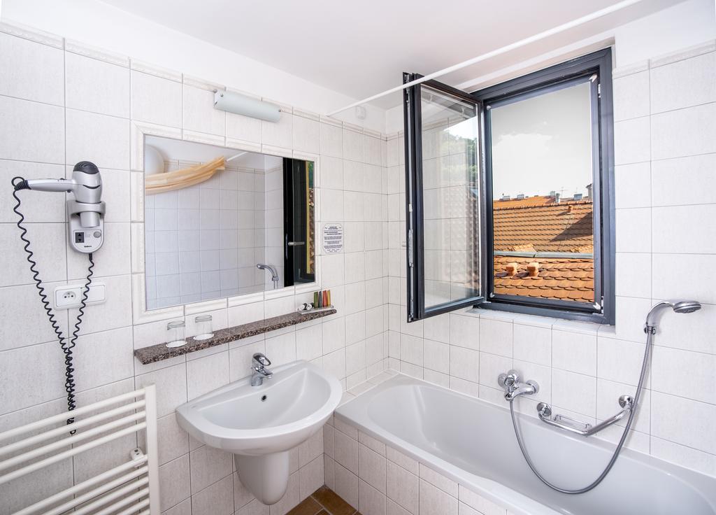 Double or Twin Room,706833229:JPEG